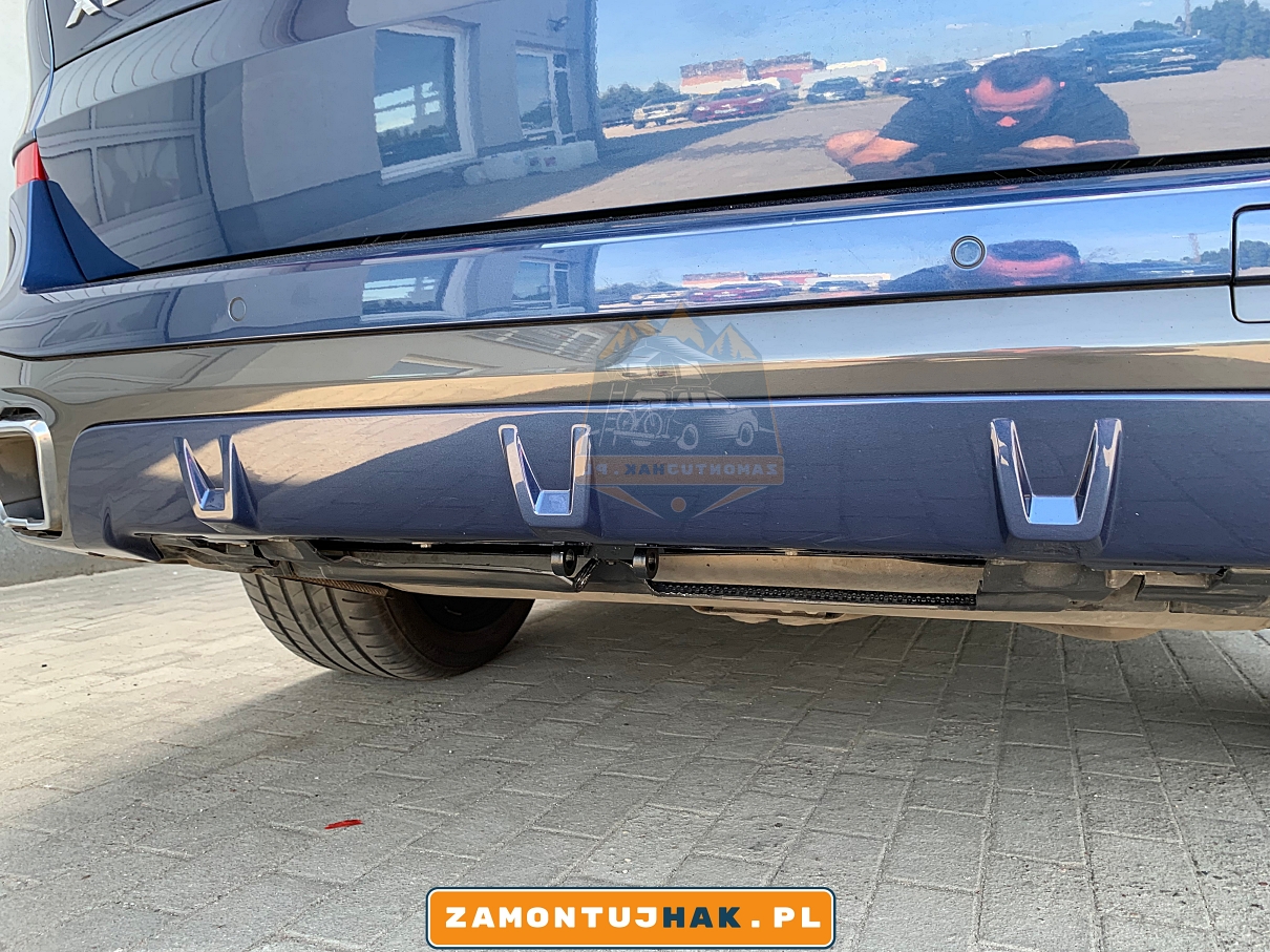 wyciecie pod hak holowniczy w bmw x5 g05 303485600001 westfalia z bliska dobrze widoczne 